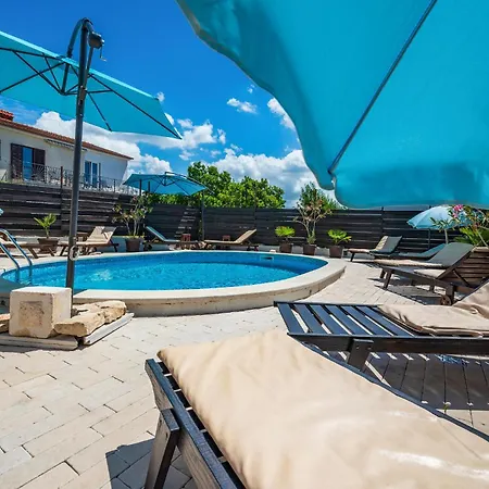 Pet Friendly In * Peroj