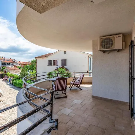 Apartment Pet Friendly In Peroj