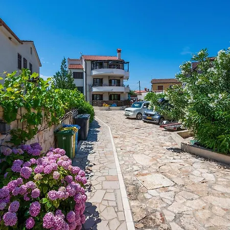 Pet Friendly In Appartement Peroj